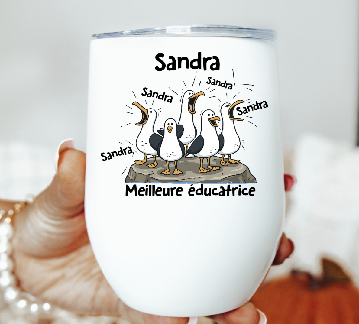 Éducatrice et mouettes