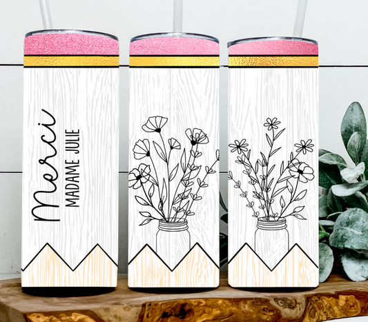 Crayon de bois et fleur