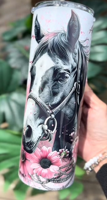 Cheval noir et fleurs roses