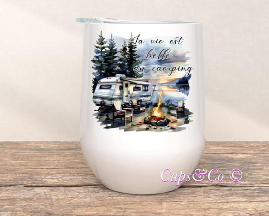 La vie est belle au camping roulotte et feu