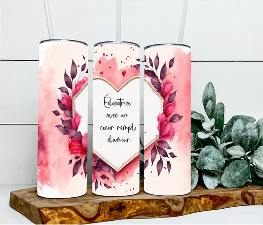 Éducatrice avec un coeur rempli d'amour