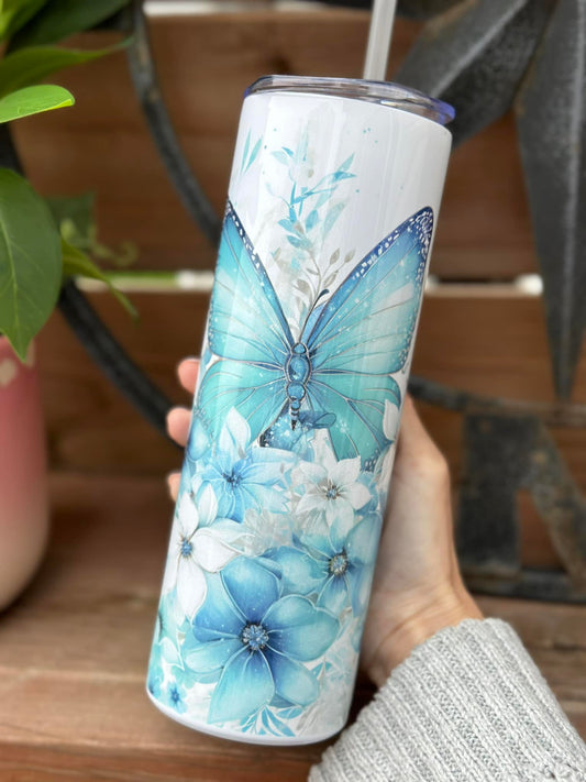 Papillons bleus et fleurs