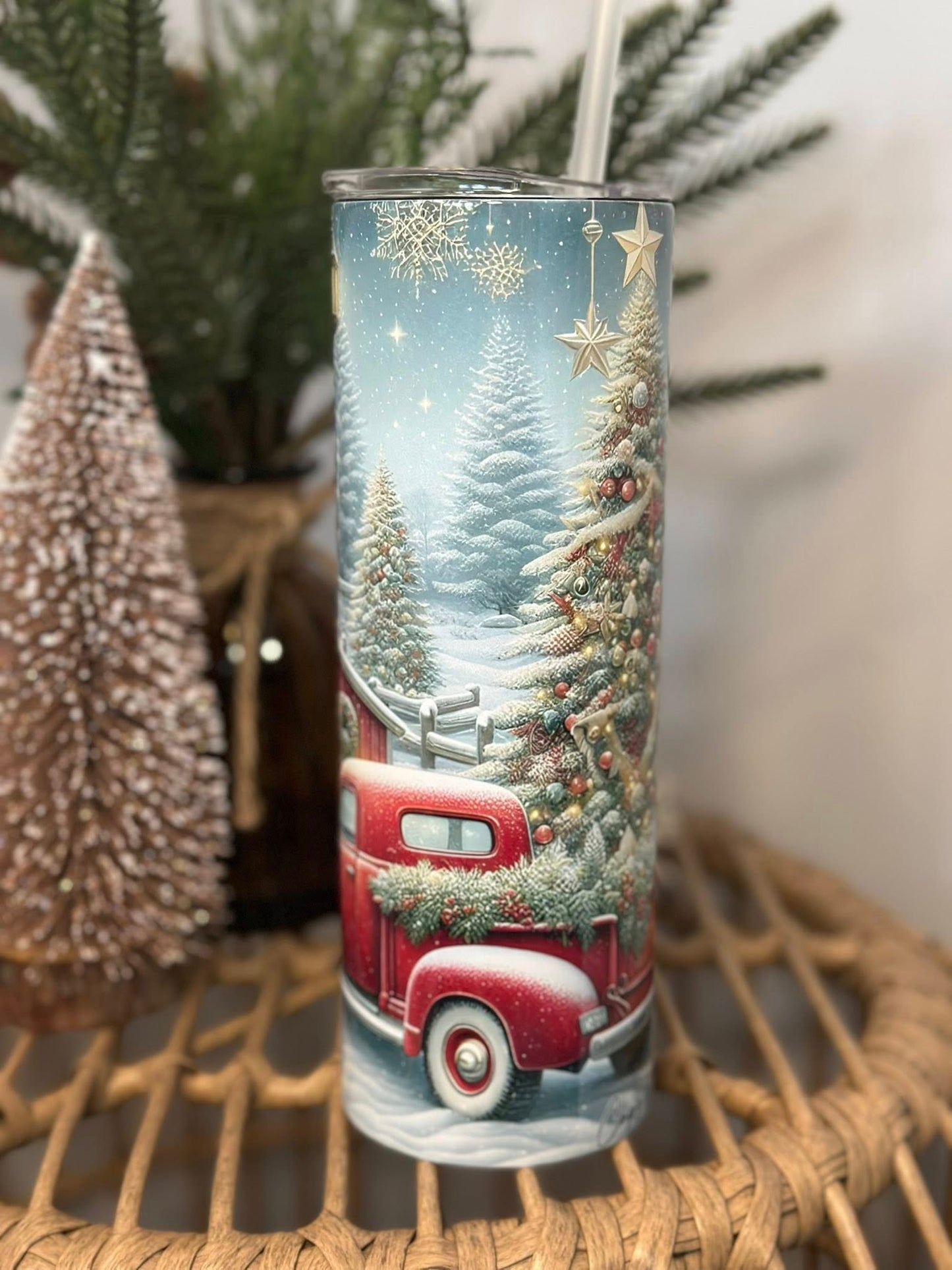 Camion vintage rouge et sapin